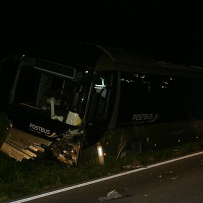 PKW kollidiert mit Bus - 17-Jährige stirbt