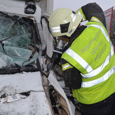 LKW-Fahrer bei Unfall eingeklemmt
