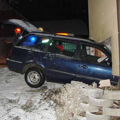 Auto reißt Loch in Hausmauer