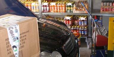 Mit Vollgas in Tankstelle gekracht