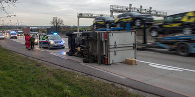 Kleinlaster auf der A1 umgestürzt