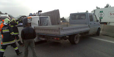 A21: Zwei Kleintransporter zusammengestoßen