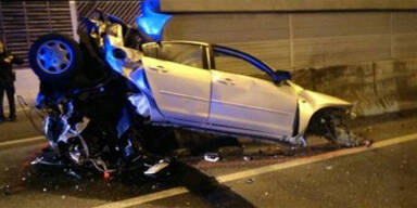 Auto kracht in Betonleitwand: Fahrer tot