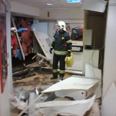 Auto kracht in Solarium - Gast verletzt