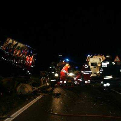 PKW kollidiert mit Bus - 17-Jährige stirbt