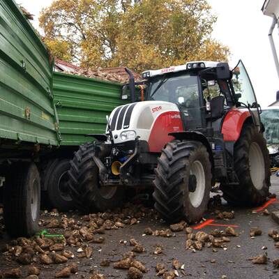 Schulbus kracht in Traktor