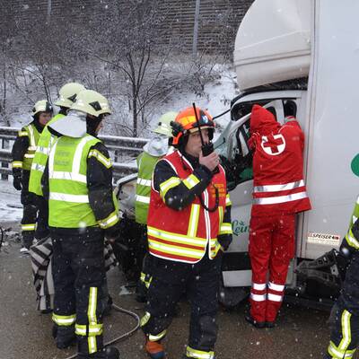 LKW-Fahrer bei Unfall eingeklemmt