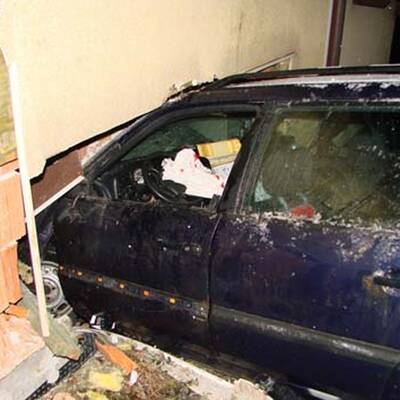 Auto reißt Loch in Hausmauer