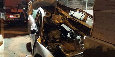 Auto kracht in Betonleitwand: Fahrer tot