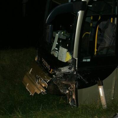 PKW kollidiert mit Bus - 17-Jährige stirbt