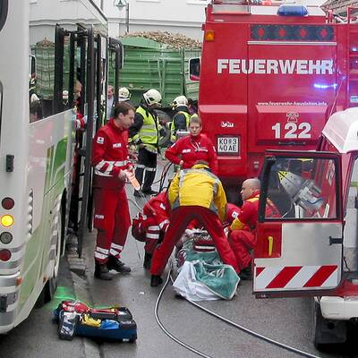 Schulbus kracht in Traktor