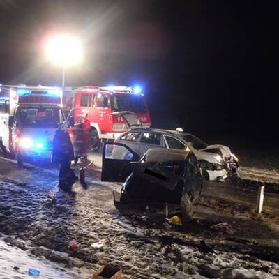 Alko-Lenkerin (18) rammt Taxi