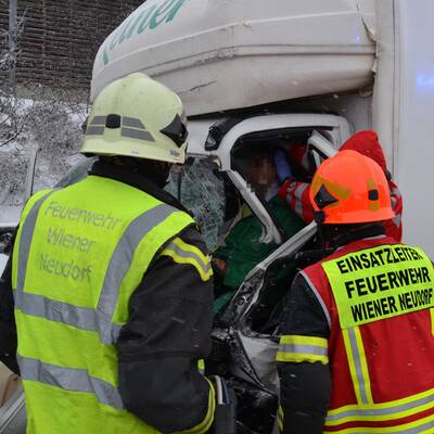 LKW-Fahrer bei Unfall eingeklemmt