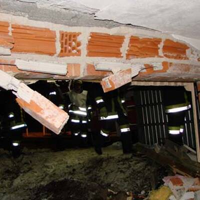Auto reißt Loch in Hausmauer