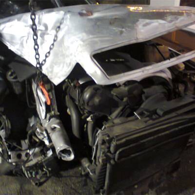 Auto kracht in Solarium - Gast verletzt