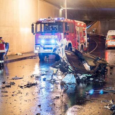 Mercedes in 2 Teile gerissen