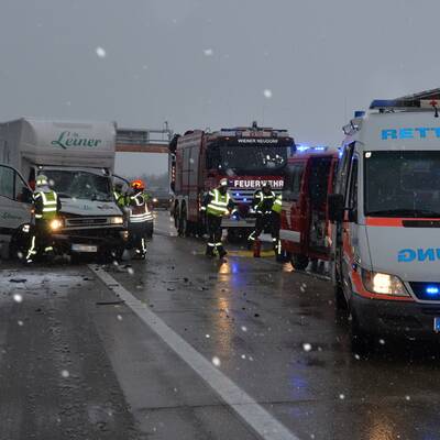LKW-Fahrer bei Unfall eingeklemmt