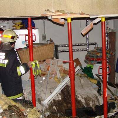 Auto reißt Loch in Hausmauer