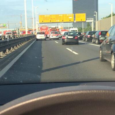 Lkw-Unfall legt A23 lahm