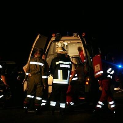 PKW kollidiert mit Bus - 17-Jährige stirbt