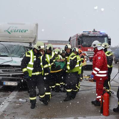 LKW-Fahrer bei Unfall eingeklemmt