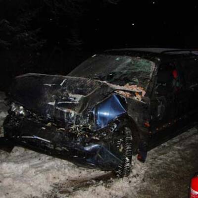 Auto reißt Loch in Hausmauer