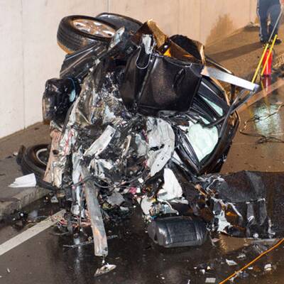 Mercedes in 2 Teile gerissen