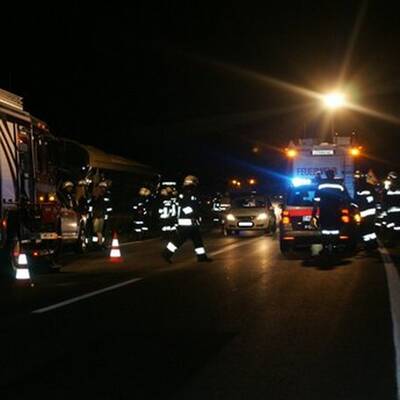 PKW kollidiert mit Bus - 17-Jährige stirbt