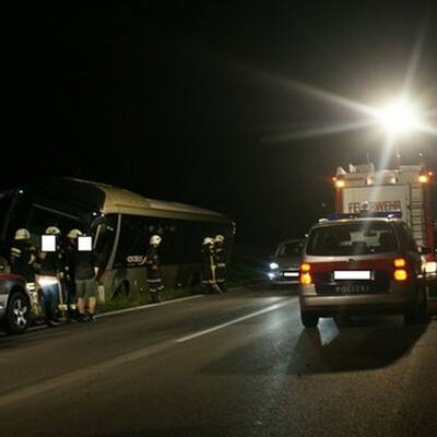 PKW kollidiert mit Bus - 17-Jährige stirbt