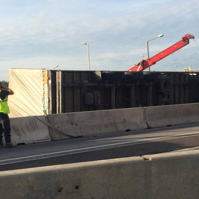 Lkw-Unfall legt A23 lahm