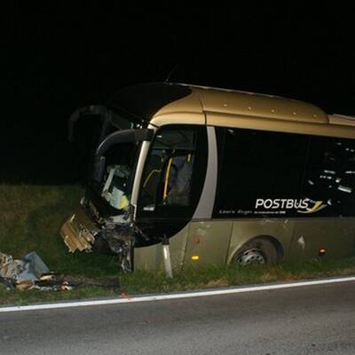 PKW kollidiert mit Bus - 17-Jährige stirbt