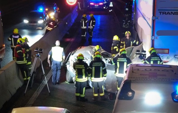 Pkws crashen bei Spurwechsel auf Autobahn - Beifahrer tot