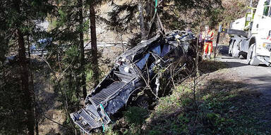 Auto st&uuml;rzt &uuml;ber Skiabfahrt &ndash; Lenker tot