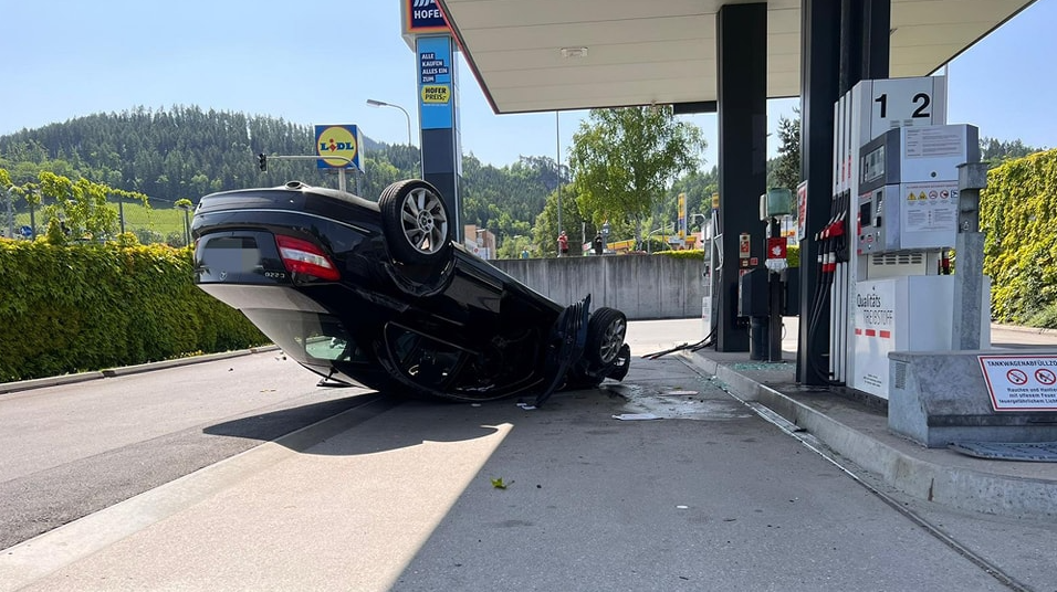 Schwindelanfall: Lenker baut schweren Unfall