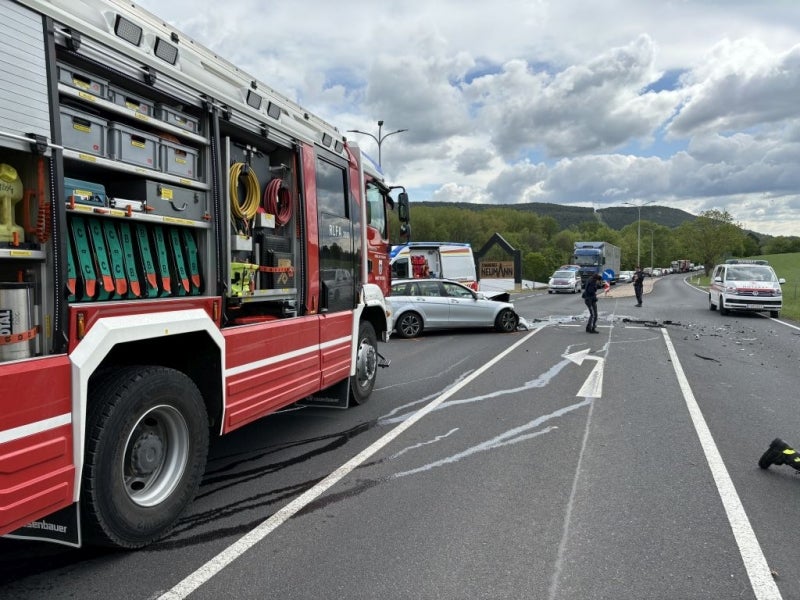 Auto bei Crash in Straßengraben geschleudert – Pensionist tot