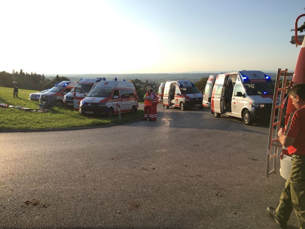 Traktor-Anhänger mit 14 Personen kippt - Schwangere unter Verletzten