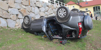 Bub (2) startet Mamas Auto: Abgestürzt