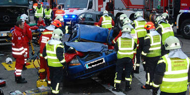 Frau aus zerstörtem Pkw gerettet