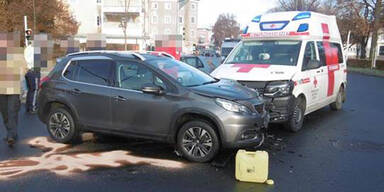 Pkw crasht in Rettungswagen im Einsatz