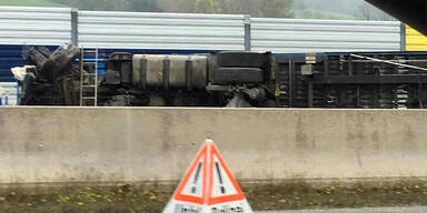 Lkw umgekippt: Mega-Stau auf der Westautobahn