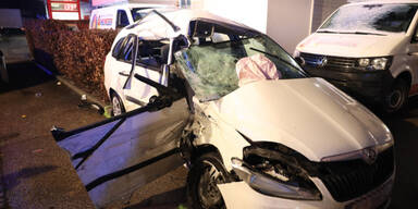 Lkw crasht in Beifahrerseite von Auto: 16-Jähriger tot