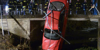 Auto landet senkrecht im Bach