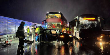 F&uuml;nf Verletzte nach Massenkarambolage auf der A10