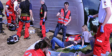 Schulbus verunglückt: Sechs Verletzte