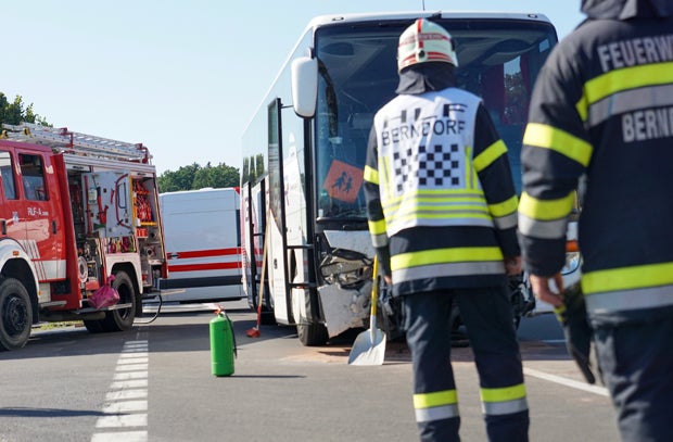 Pkw crasht in Schulbus: Auto-Lenkerin tot, mehrere Kinder verletzt