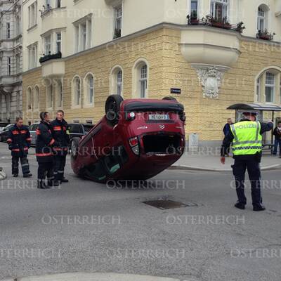 Der Pkw missachtete die Vorfahrt. Durch die Wucht des Aufpralls mit einem Taxi wurde das Auto auf das Dach katapultiert.