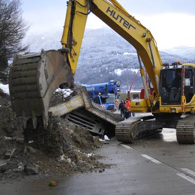 Ein zehn mal sieben Meter großes Beton-Mauerwerk löste sich und krachte auf einen Lkw.