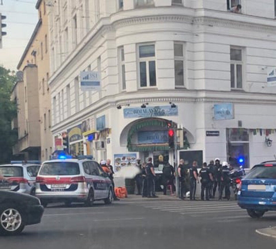 Passanten halten fahrerflüchtigen Unfall-Lenker fest