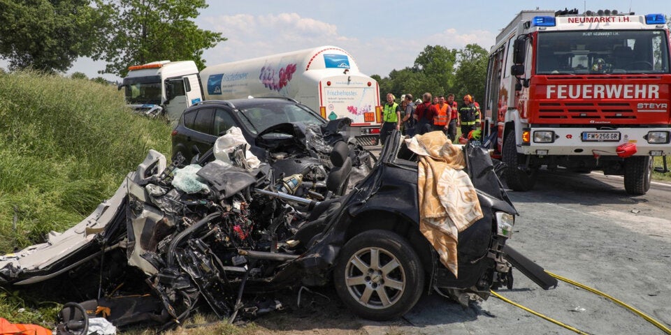 Horror-Crash in OÖ: 19-Jähriger kracht  frontal gegen Lkw – tot