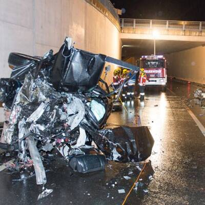 Mercedes in 2 Teile gerissen